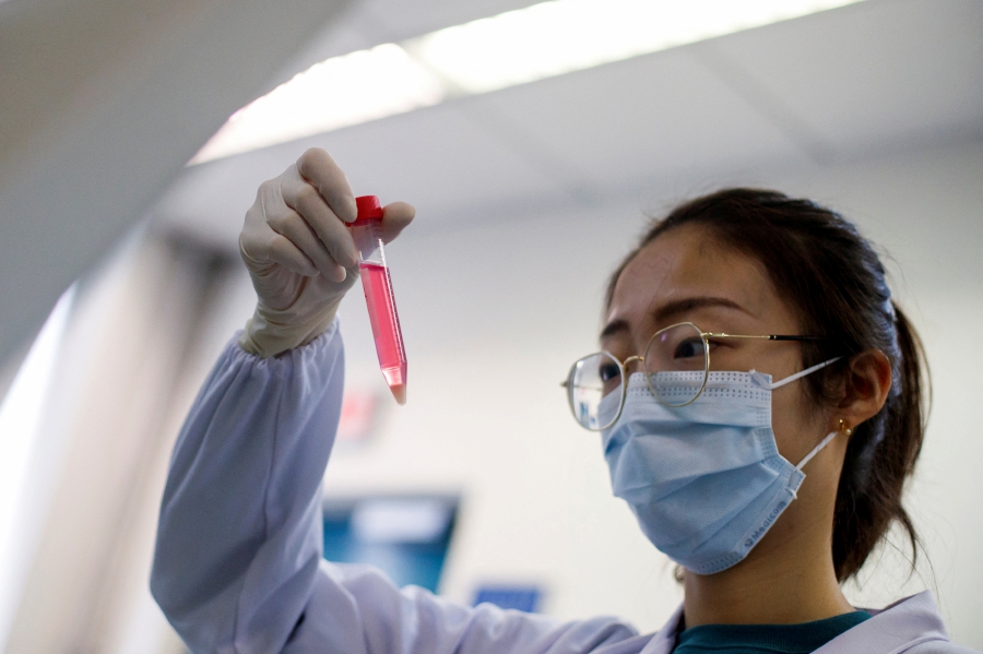 (FILE PHOTO) A scientist works in the lab of Linqi Zhang on research into novel coronavirus disease (Covid-19) antibodies for possible use in a drug at Tsinghua University's Research Center for Public Health in Beijing, China. (REUTERS/Thomas Peter/File Photo)