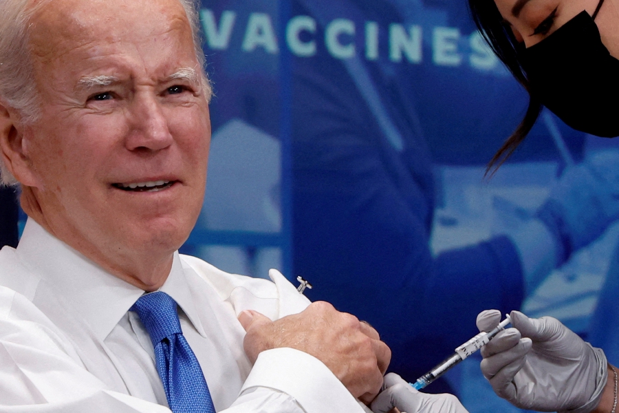 (FILE PHOTO) U.S. President Joe Biden receives an updated coronavirus disease (Covid-19) vaccine onstage in an auditorium on the White House campus in Washington, U.S. (REUTERS/Jonathan Ernst/File Photo)