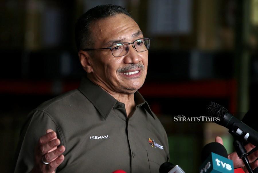 Datuk Seri Hishammuddin Hussein said the letter informing him of his suspension from Umno did not give a reason for the action. -NSTP file pic