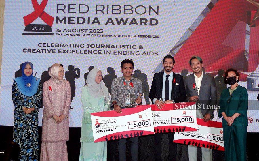 KKM deputy director general (Public Health), Datuk Dr Norhayati Rusli (3rd  from left) accompanied by Malaysian Aids Foundation Chairman, Prof Datuk Dr Adeeba Kamarulzaman (right) and Sime Darby Foundation Council Member, Puan Sri Normah Hashim (2nd from left) pose together award winner during the 2023 Red Ribbon Awards ceremony in Kuala Lumpur. — NSTP/HAIRUL ANUAR RAHIM