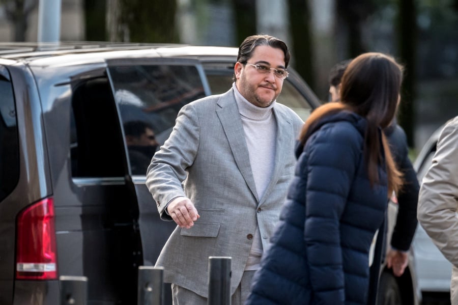 (FILES) PetroSaudi executive Tarek Obaid (L) arrives at the Swiss Federal Criminal Court for the opening day of his trial for the alleged embezzlement and laundering of the Malaysian sovereign wealth fund 1MDB, in Bellinzona, on April 2, 2024. -- AFP Filepic
