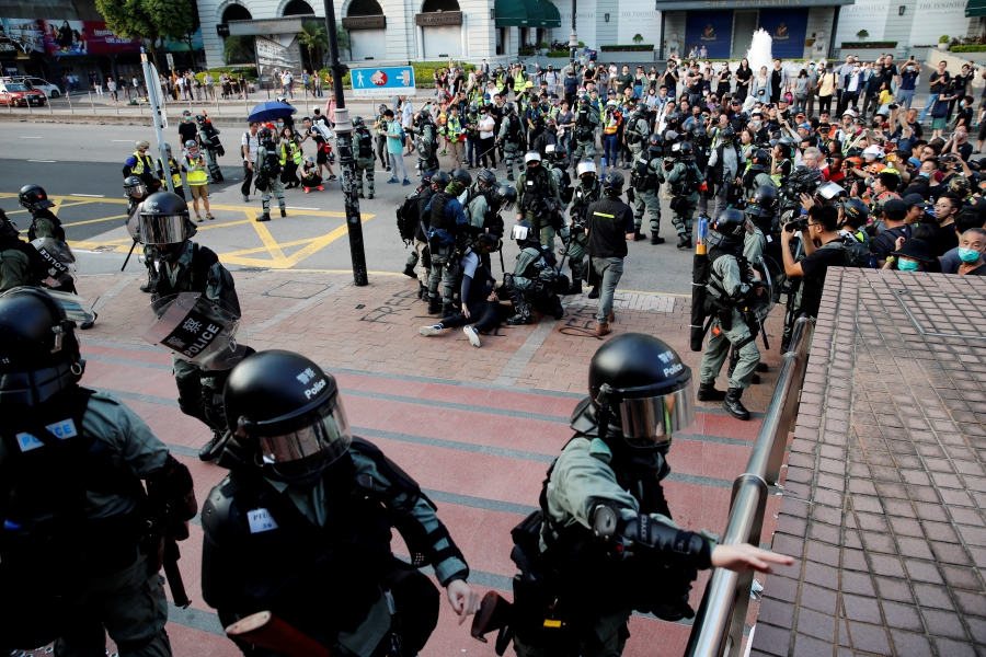 Chaos At Hong Kongs Harbourfront As Police Protesters Clash New Straits Times Malaysia