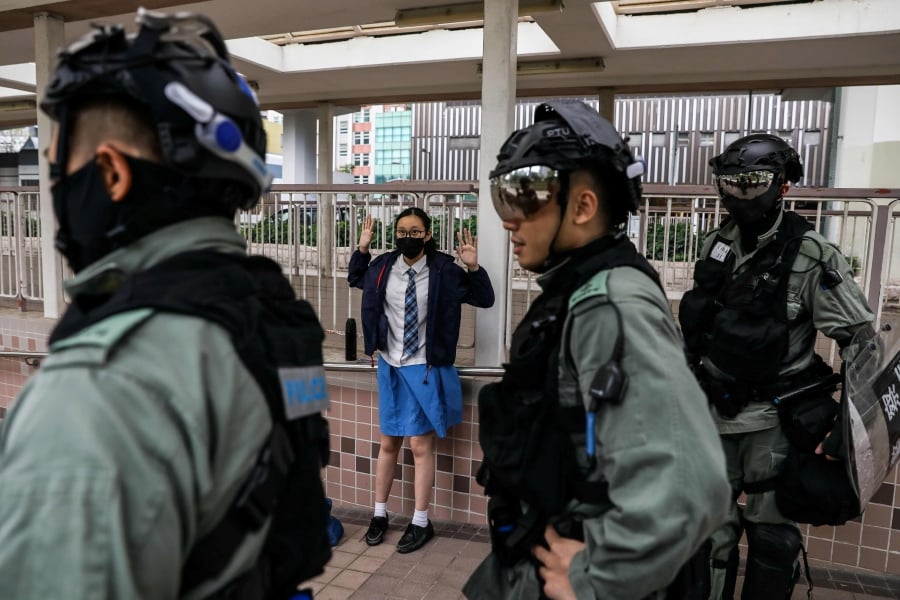 Hong Kong police fire tear gas at university campus | New Straits Times ...