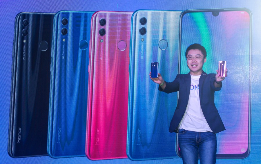Head of Honor Malaysia, Zhao Zhiwei showing the new Honor 10 Lite during its launch today. Pix by Aswadi Alias