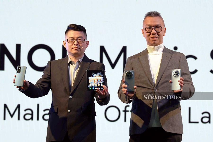 Honor Malaysia country director, Justin Li (Left) launched Honor’s latest Magic Series today at JW Marriott Hotel Kuala Lumpur. 