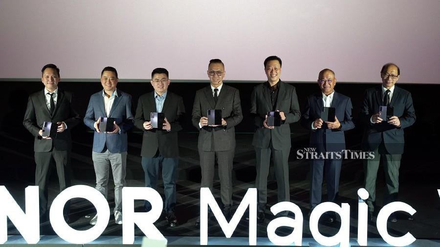 Honor Malaysia deputy country director, Matthew Ng (centre) at the launch of the Honor Magic V2.