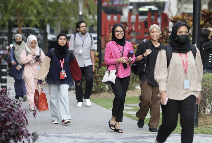 The labour market in Malaysia is expected to strengthen further in 2024, backed by encouraging momentum in the domestic economy and recovery in external trade. NSTP/MOHAMAD SHAHRIL BADRI SAALI