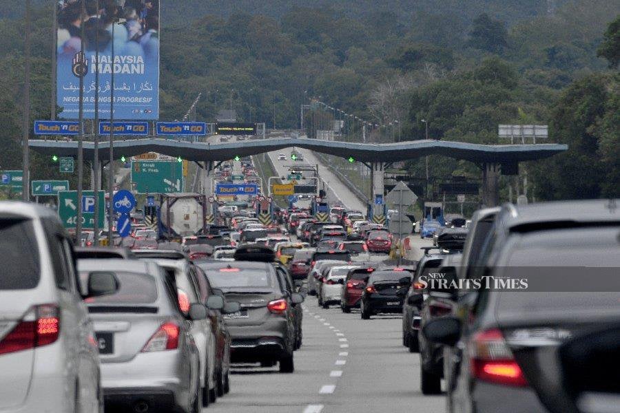 The Federal Government has agreed to implement the project to widen the Kuala Lumpur-Karak Expressway (KLK), which is expected to begin in the second quarter of 2024, as a long-term measure to reduce traffic congestion in the area. - NSTP/AIZUDDIN SAAD