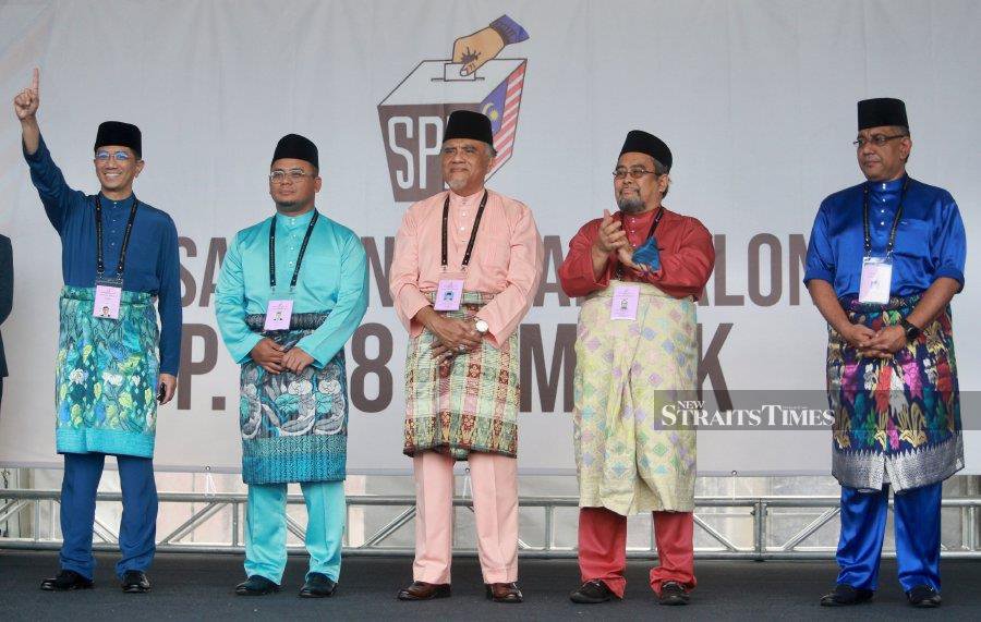 He will be facing Datuk Seri Amirudin Shari of Pakatan Harapan (PH), Datuk Dr Aziz Jamaludin Mhd Tahir (Pejuang), Zulkifli Ahmad who is standing as an Independent, and Datuk Megat Zulkarnain Omardin (Barisan Nasional). - NSTP/FATHIL ASRI.