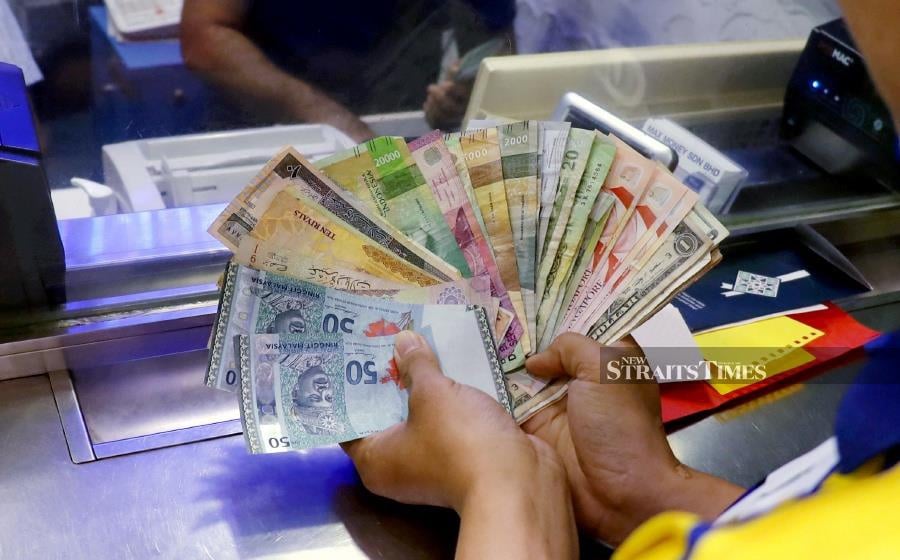 The ringgit recorded a new daily low against Singapore dollar as the latter currency strengthened amid the rise of the US dollar. STU/ AHMAD UKASYAH
