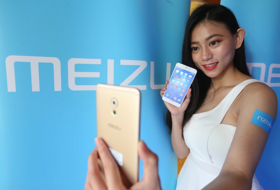 Model, Roxanne Too showcases MEIZU Pro 6 Plus and M5 Note after the official launch at Ciao Ristorante, Jalan Kampung Pandan. Pix by SALHANI IBRAHIM