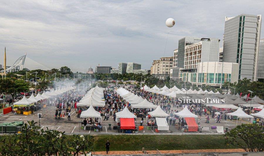 The fried noodle stall at a Ramadan bazaar here has been ordered to close after a customer alleged there were worms found in the dish. -  NSTP/ FARIZ ISWADI ISMAIL