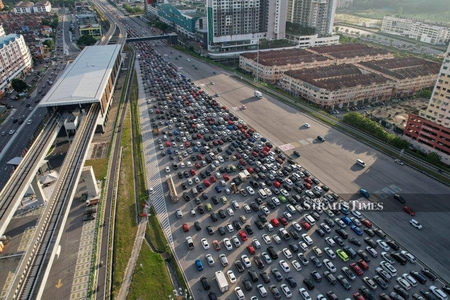 Aerial view of traffic congestion at peak hours heading towards the city center after the Sungai Besi Toll Plaza during a survey on the North -South Expressway (PLUS), Kuala Lumpur.- NSTP/AIZUDDIN SAAD