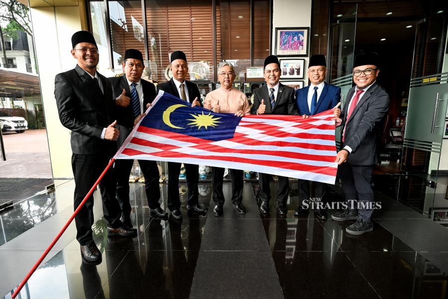 Agong Presents Jalur Gemilang To London-KL Adventure Bike Independence ...