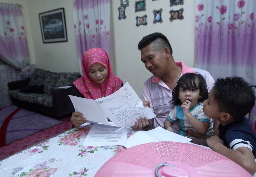 Barisan Nasional (BN) promises to reduce the burden of young couples in starting a family. Pic by MOHD YUSNI ARIFFIN