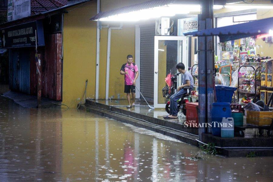 Kampung Melayu Subang was flooded after heavy rain yesterday evening. - NSTP/HAZREEN MOHAMAD