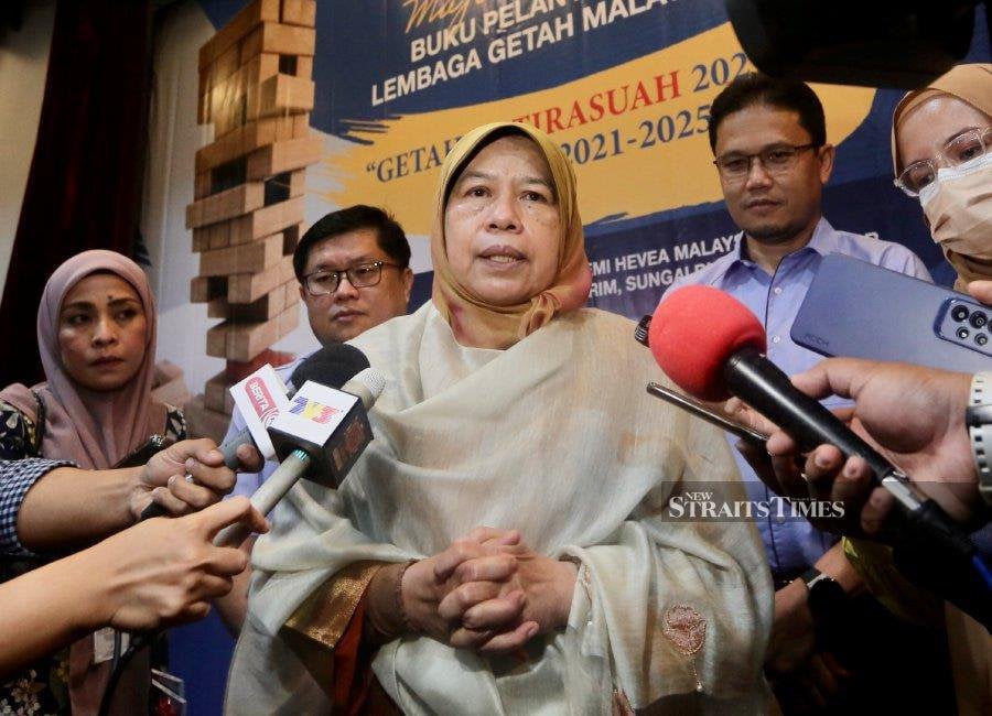 Minister of Plantation Industries and Commodities Datuk Zuraida Kamaruddin said the government wanted to quash allegations of palm oil being the biggest threat to the orang utans by clarifying that it was human overpopulation that has become a threat to wildlife survival. - NSTP/FATHIL ASRI.