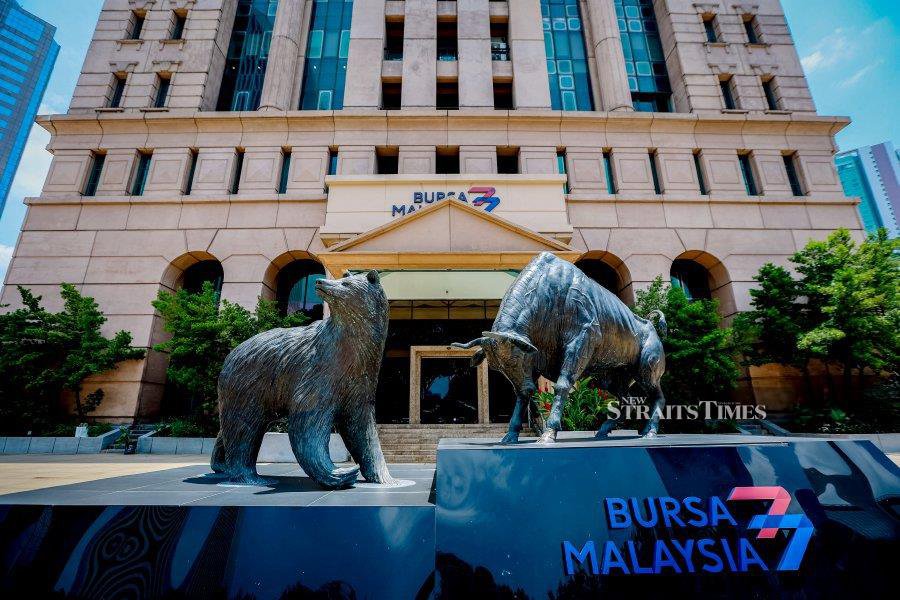 Bursa Malaysia ended the midday session in negative territory as selling pressure pushed stocks lower across the board. NSTP/ASYRAF HAMZAH