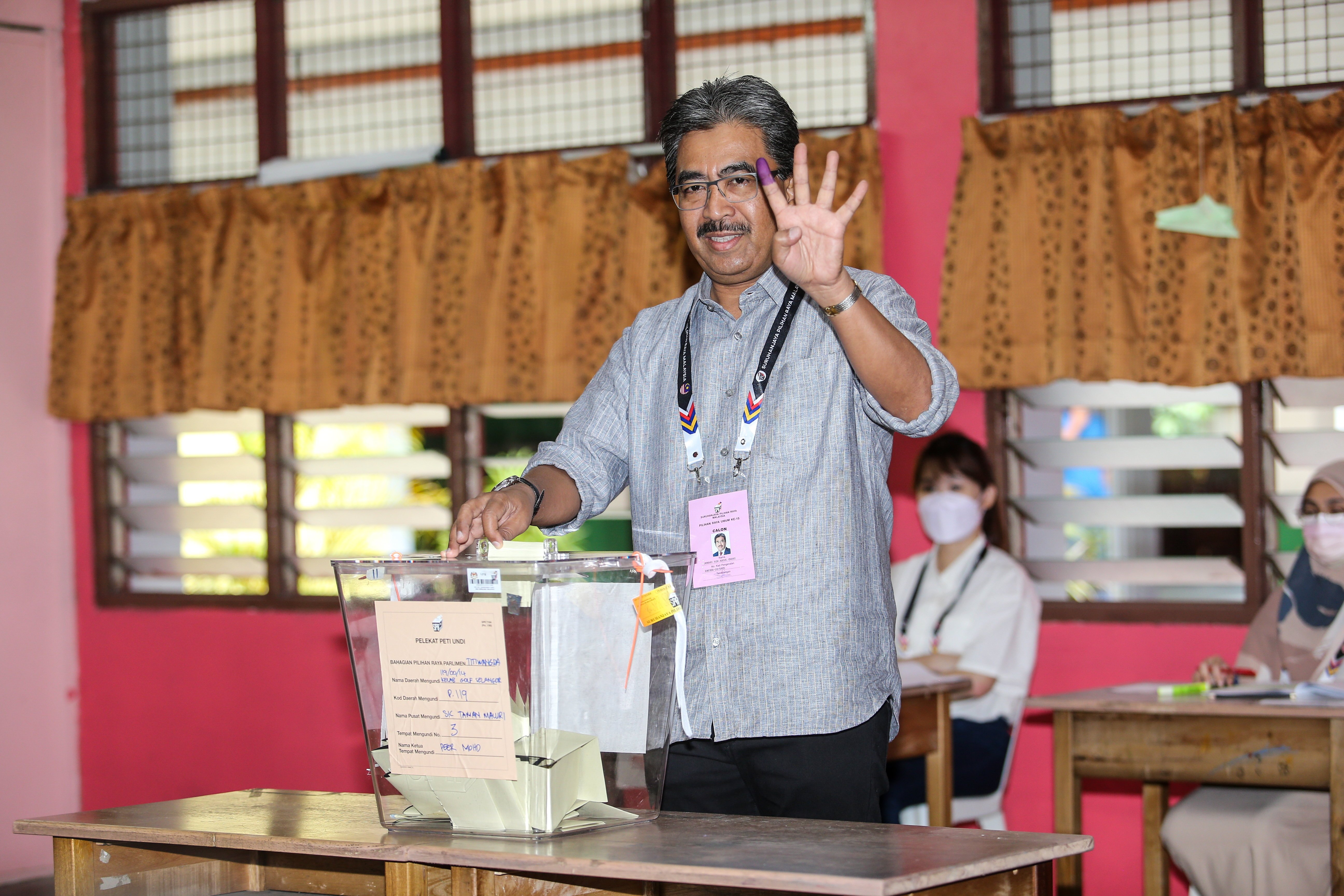Barisan Nasional Titiwangsa candidate Datuk Seri Johari Abdul Ghanii voted at Sekolah Kebangsaan Taman Maluri. - NSTP/ASWADI ALIAS.