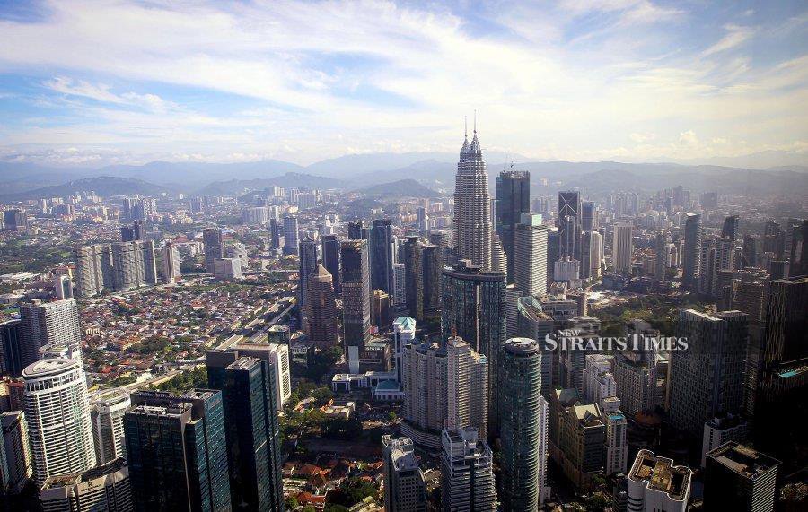 Petronas Twin Towers and Kuala Lumpur scenary from Menara Kuala Lumpur. STR/ AZIAH AZMEE