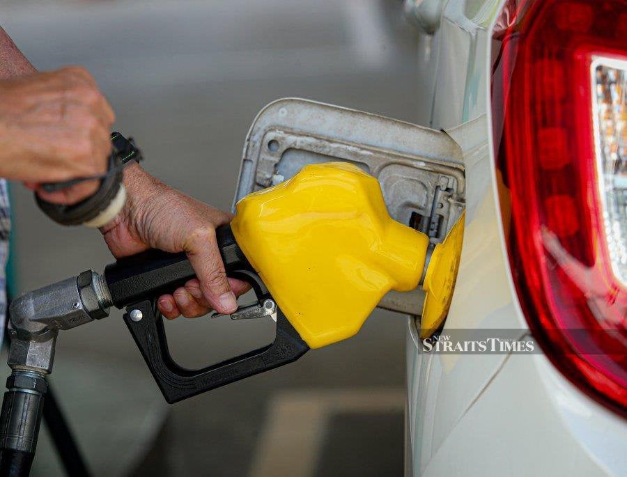 Petrol and diesel make up the largest portion of Malaysia’s high subsidies bill and therefore cutting these two is the only way to ease the government’s subsidies burden, economists said. NSTP/ASWADI ALIAS.