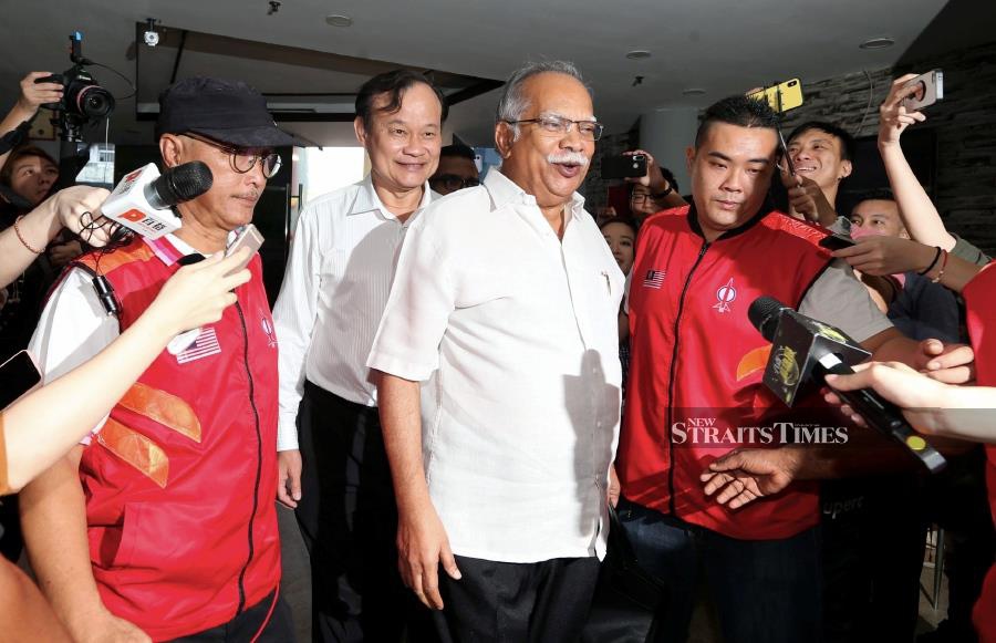 Dap Leaders Arrive At Party Hq For Emergency Meeting