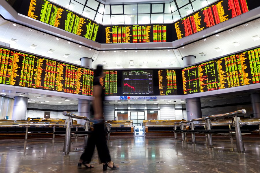 Buying activities on telco and banking stocks have pushed Bursa Malaysia to end the trading week in positive territory. STU/NABILA ADLINA AZAHARI