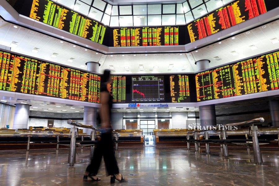 Bursa Malaysia ended the morning session lower as traders continued to engage in profit-taking sessions. - STU/NABILA ADLINA AZAHARI