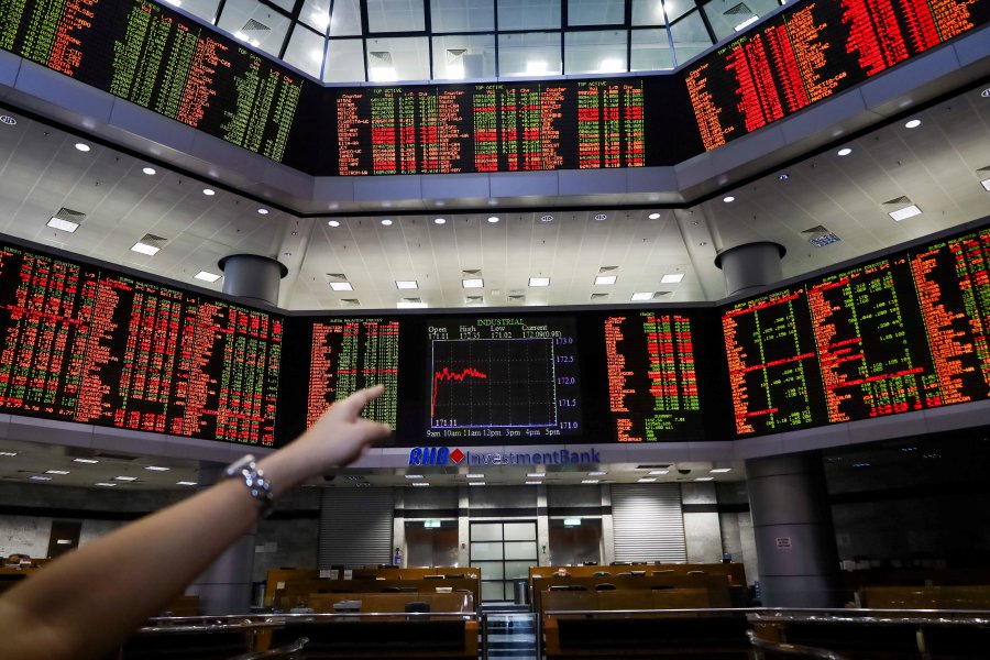 Bursa Malaysia retreated from yesterday’s gains to finish marginally lower today, dragged by profit-taking activities as the risk-off mode intensified, an analyst said.  STU/NABILA ADLINA AZAHARI