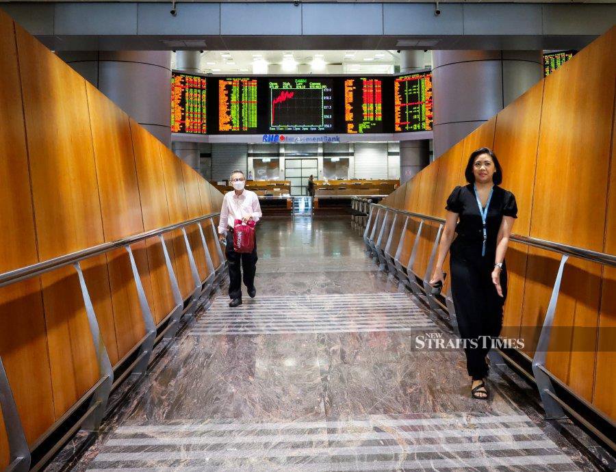Bursa Malaysia gave up earlier gains to slip into negative territory as the key index failed to stay in the in the positive closing marginally lower, amid a mixed performance in regional markets. STU/NABILA ADLINA AZAHARI