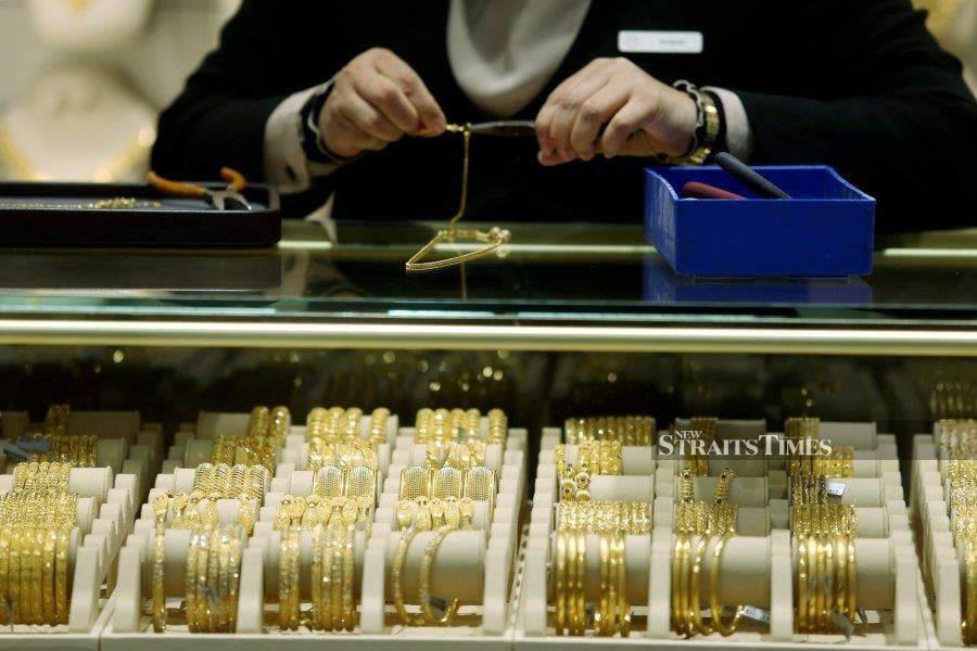 Budding investors looking to invest in gold prices should invest in gold bars instead of jewellery, according to the Malaysia Gold Association (MGA). NSTP/ROHANIS SHUKRI
