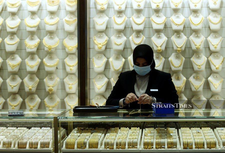 Goldsmiths have taken to charging a premium  for gold jewellery with the going rate hitting more than RM400 per gramme, as demand soars. NSTP/ROHANIS SHUKRI
