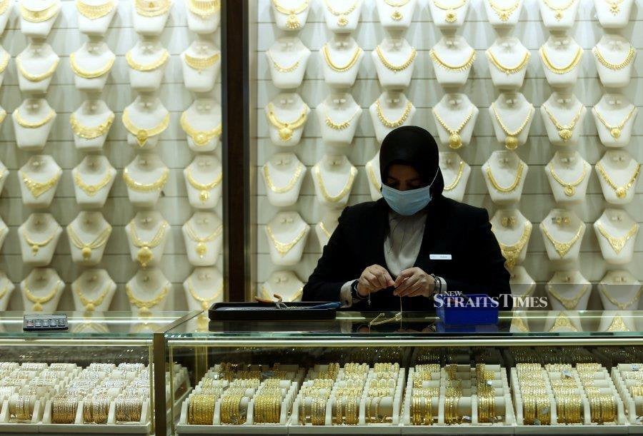 A number of jewellers have taken to selling gold jewellery at more than RM400 per gramme, as demand soars.NSTP/ROHANIS SHUKRI