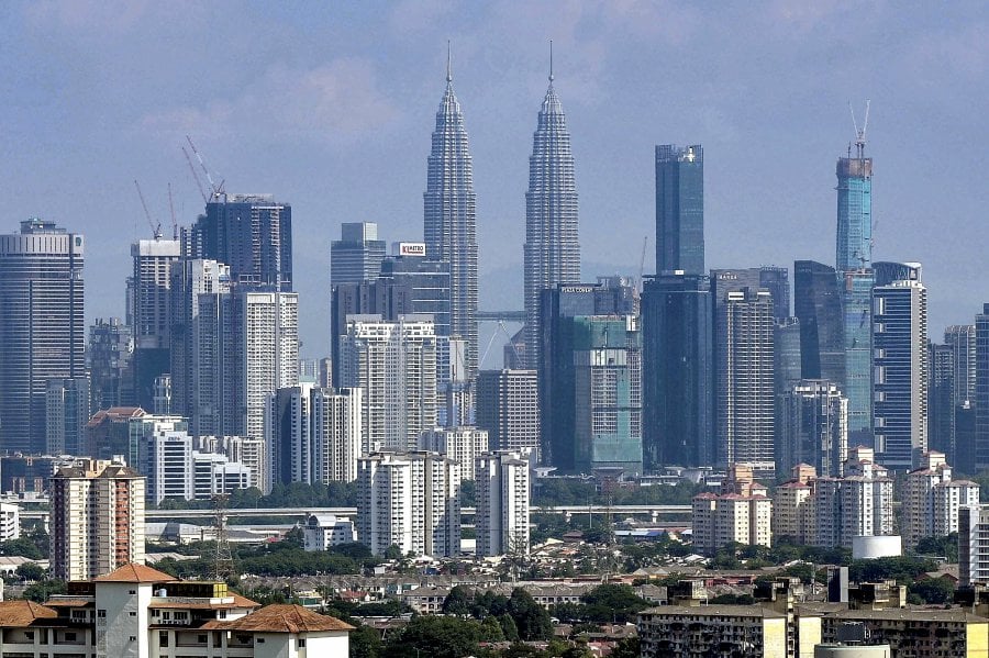 Malaysia’s economy may be in for an upswing in 2024, accompanied by a subdued inflation outlook that may keep interest rates unchanged throughout the year. NSTP/AIZUDDIN SAAD