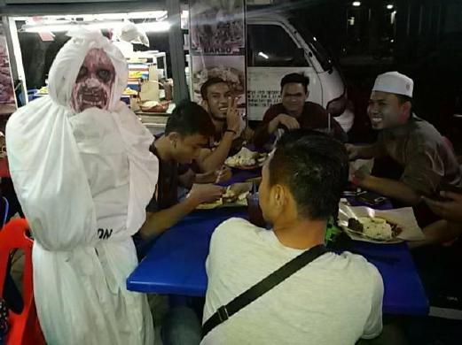 Hungry Customers Flock To Bandar Baru Uda Food Stalls To Be Served By Ghosts
