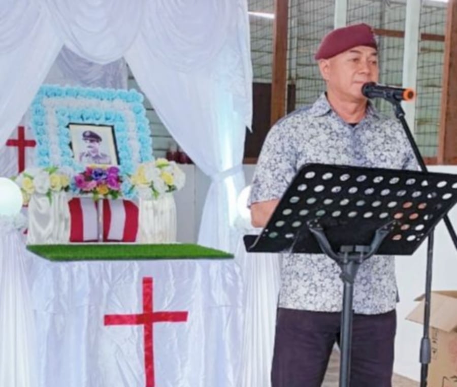 Major-Gen (Rtd) Datuk Toh Choon Siang presenting his eulogy at the funeral of the late Col (Rtd) Harchand Singh in Port Dickson, Negri Sembilan. - NSTP/ADRIAN DAVID