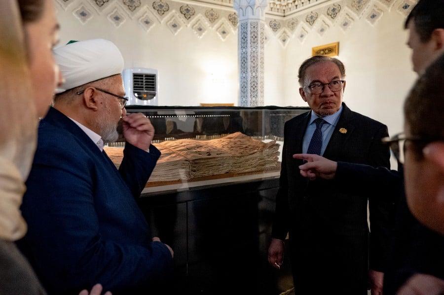 Prime Minister Datuk Seri Anwar Ibrahim visited the Hazrati Imam Complex here today, where the original manuscript of Caliph Usman Quran (Mashaf Uthmani) – the oldest in the world – is kept and displayed. - Bernama pic