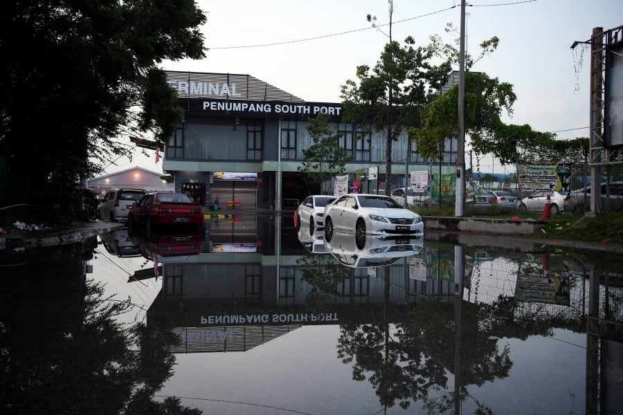 The public, especially residents of Klang, are advised to remain vigilant following the forecasted occurrence of a significant high tide phenomenon on Sunday and Monday. - Bernama file pic
