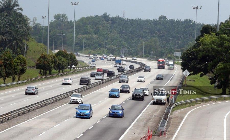 Traffic flow on several major highways is smooth this evening ahead of the Hari Raya Aidilfitri celebration as many flock back to their hometowns since yesterday. NSTP/HAIRUL ANUAR RAHIM