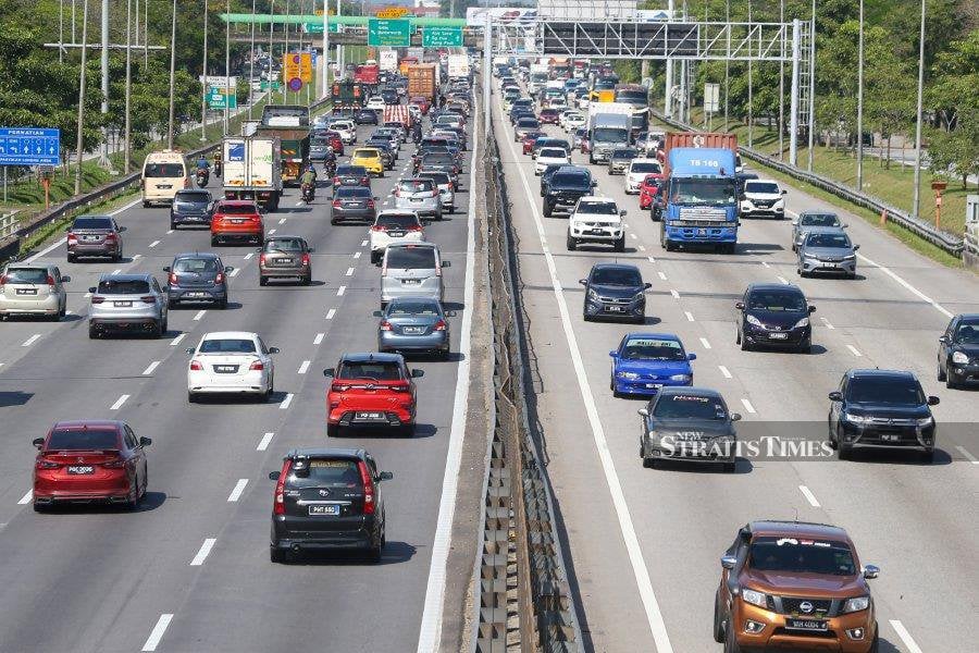 Traffic was reported to be smooth on all main highways and expressways except for congestion at a number of hotspots as of 9pm tonight.- NSTP/DANIAL SAAD
