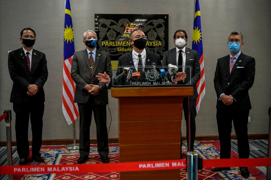 Senior Defence Minister Datuk Seri Hishammuddin Hussein (centre) with (from left) Health director-general Tan Sri Dr Noor Hisham Abdullah, Multimedia and Communications minister Tan Sri Annuar Musa, Health Minister Khairy Jamaluddin and Finance Minister Tengku Datuk Seri Zafrul Tengku Abdul Aziz, during a press conference at Parliament lobby. - BERNAMA PIC