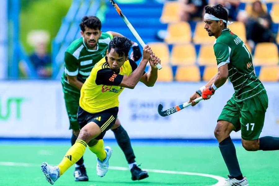 Malaysia’s Faizal Saari (in yellow) taking a shot during Friday’s Nations Cup match against Pakistan in Gniezno, Poland. - Pic courtesy from MHC 