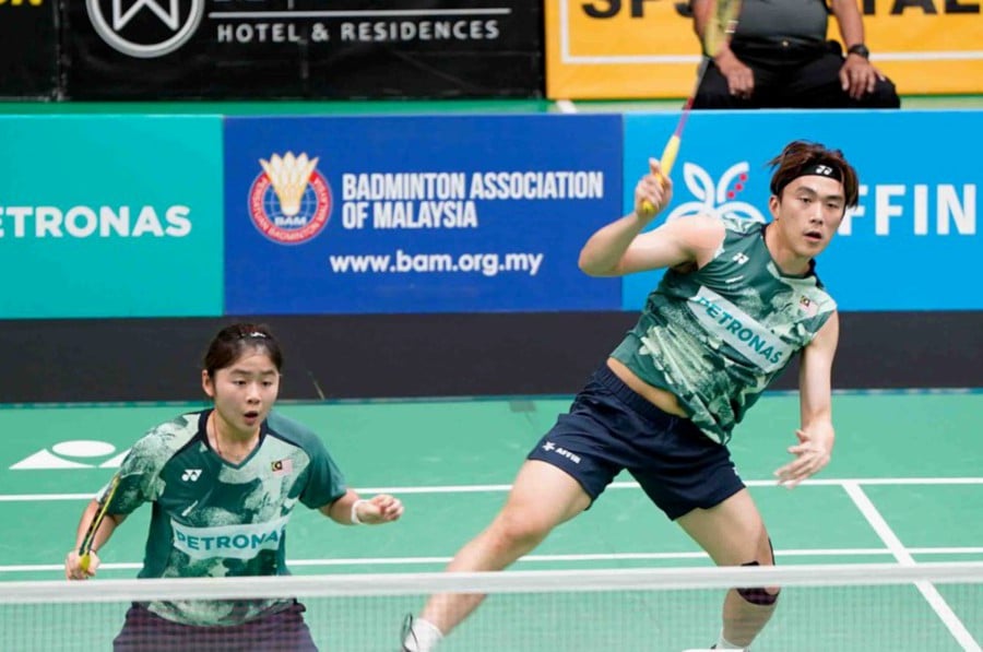 Newly crowned Malaysia International Challenge champions Hoo Pang Ron-Cheng Su Yin checked into the second round of the competition, while seasoned campaigners Chan Peng Soon-Cheah Yee See failed to clear the first hurdle.