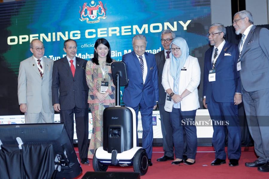 Also present were Prime Minister Tun Dr Mahathir Mohamad, Entrepreneur Development Minister Datuk Seri Mohd Redzuan Md Yusof and Federal Territories Minister Khalid Abdul Samad.NSTP/AIZUDDIN SAAD