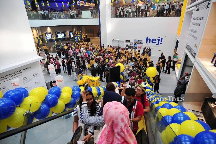Välkommen! Over 20,000 swarm Penang IKEA on opening day ...