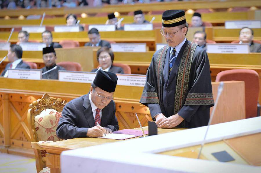 The Special Sabah State Legislative Assembly Sitting today saw elected representatives sworn in and tabling a motion for a vote of confidence to Datuk Seri Shafie Apdal (seated, left) as Chief Minister. Pix by Khairull Azry Bidin
