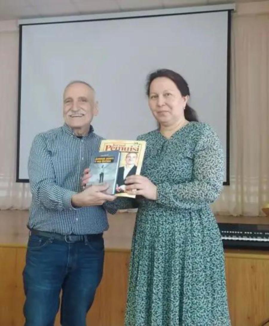 Giving my books and Malaysian magazine “Pemuisi” to Zulfia Usmanova to keep at the school library. - Pic courtesy from Writer