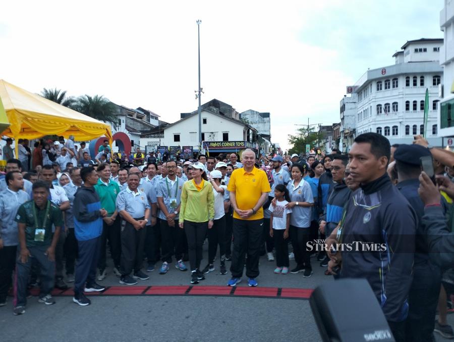 The Sultan of Perak, Sultan Nazrin Shah and Raja Permaisuri of Perak, Tuanku Zara Salim, participated in the Sultan of Perak Birthday Celebration Run, held at Dataran Warisan, here, today. - NSTP/ MUHAMMAD ZULSYAMINI SUFIAN SURI