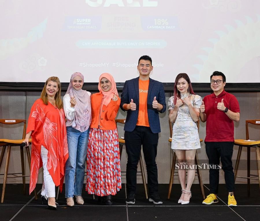 Kenneth Soh (centre) with the Shopee Affiliates.