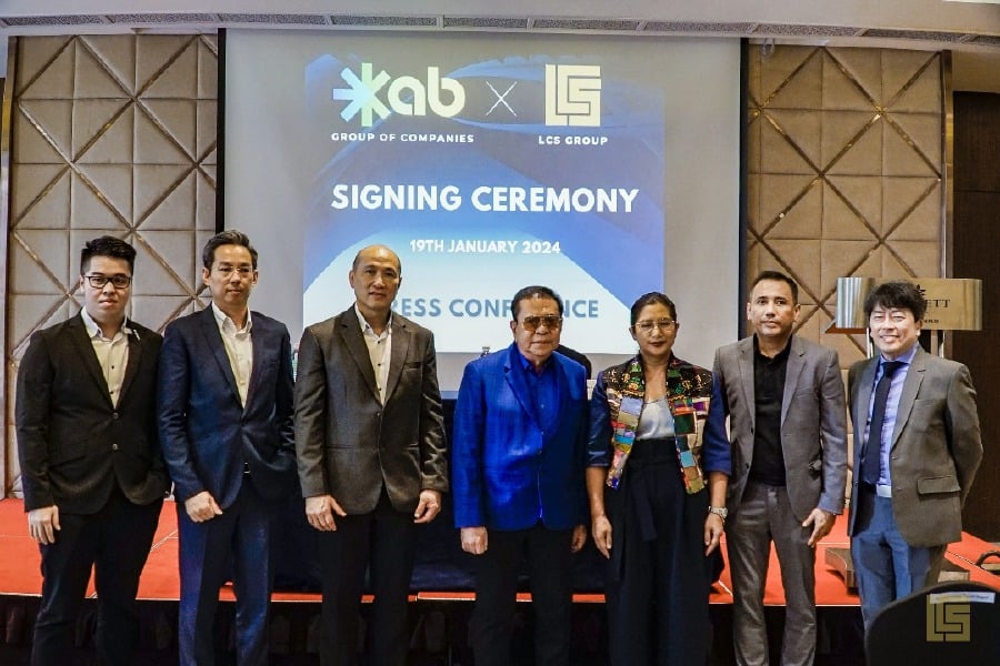 From left: KAB director and COO Jonathan Wu Jo-Han, Business and Marketing director Lai Chuan Shenq, executive deputy chairman cum group managing director Datuk Lai Keng Onn, LCS Holdings chairman Luis Chavit Singson, The Philippines Ambassador Maria Angela Ponce, LCS Holdings group CEO Rico Abarentos, and LCS Holdings IT and Infrastructure Division CEO Aaron H Tan.